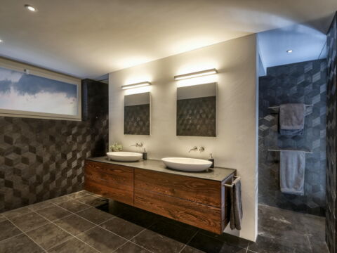 Badezimmer mit Walk-in-Dusche und Doppellavabo, Badezimmer-Umbau realisiert durch DIE SCHREINER