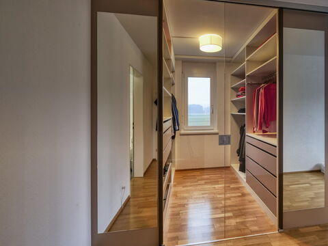 Bauleiter Innenausbau: Heller, begehbarer Kleiderschrank mit Glastüren