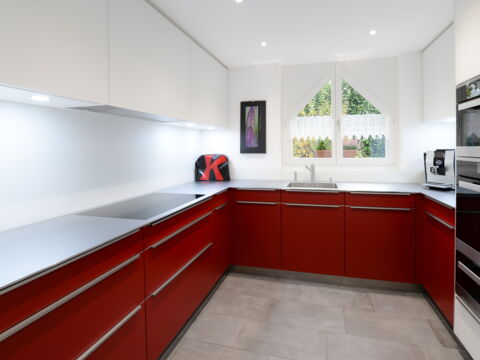 Moderne Küche in rot und weiss, Küchenumbau realisiert durch DIE SCHREINER