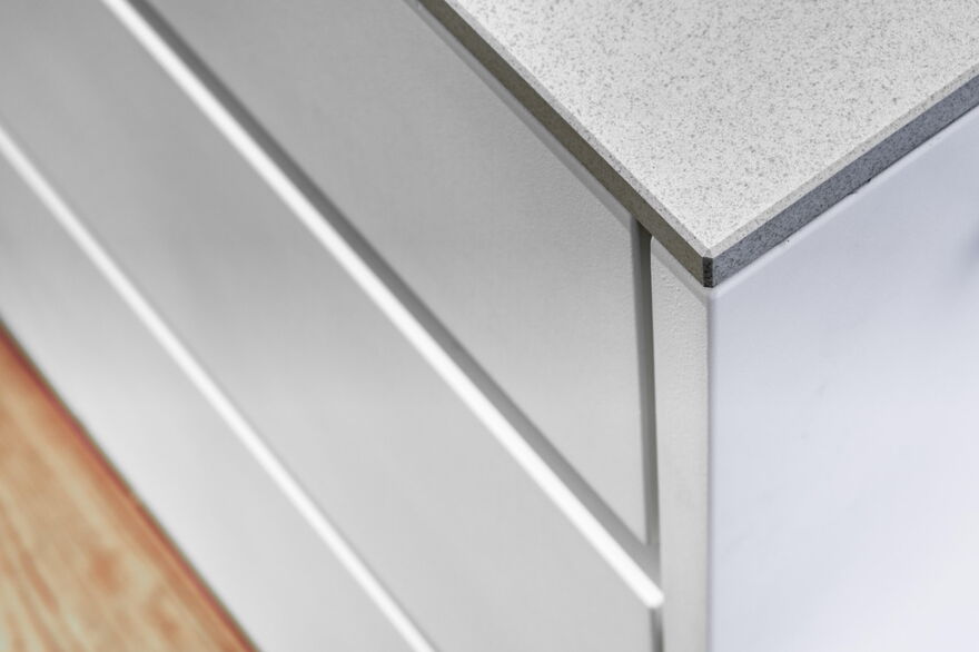 Moderne offene Küche in weiss mit satinierter Glasrückwand, Küchenumbau realisiert durch DIE SCHREINER
