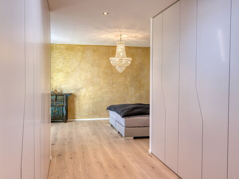Bauleiter Innenausbau: Weisse Wandschränke mit Schlafzimmer im Hintergrund