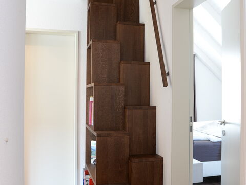 Bauleiter Innenausbau: Platzsparende Treppe, die gleichzeitig als Stauraum dient
