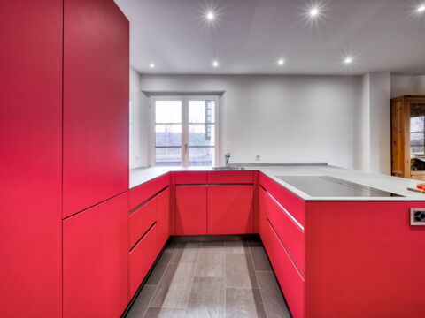 Moderne offene Küche in rot, Küchenumbau realisiert durch DIE SCHREINER