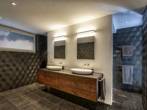 Badezimmer mit Walk-in-Dusche und Doppellavabo, Badezimmer-Umbau realisiert durch DIE SCHREINER