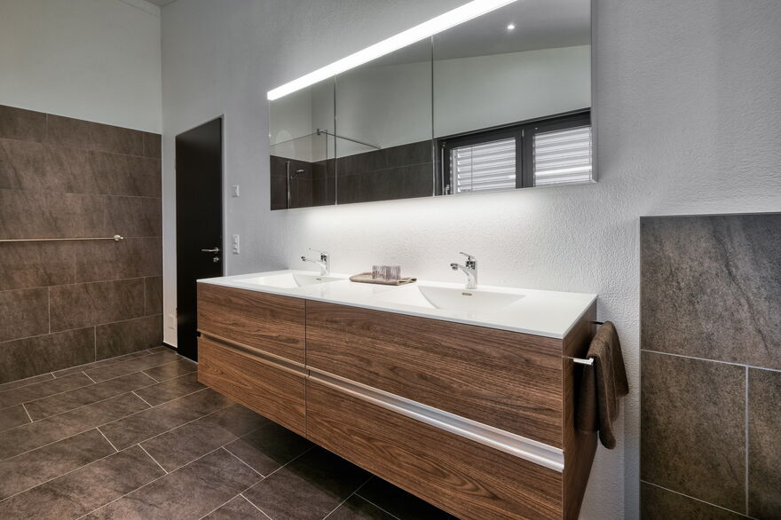 Doppelwaschbecken mit Lavaboschrank in Holzoptik, Badezimmer-Umbau realisiert durch DIE SCHREINER