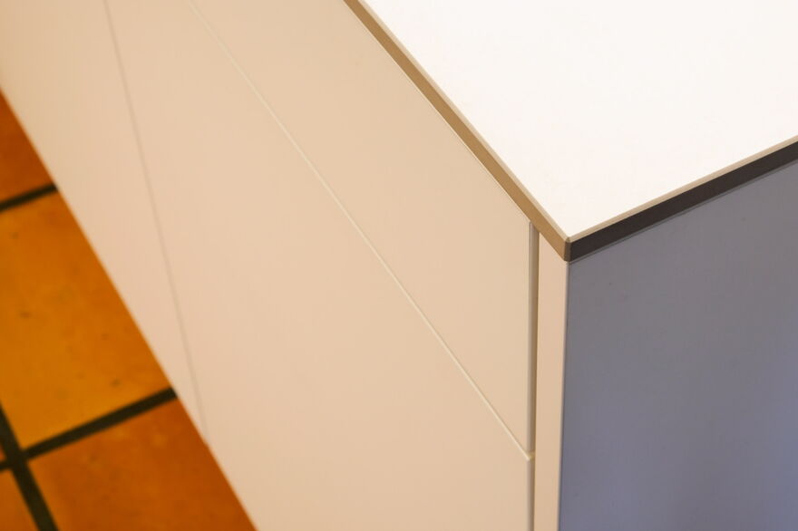 Moderne Küche in weiss mit satinierter Glasrückwand, Küchenumbau realisiert durch DIE SCHREINER